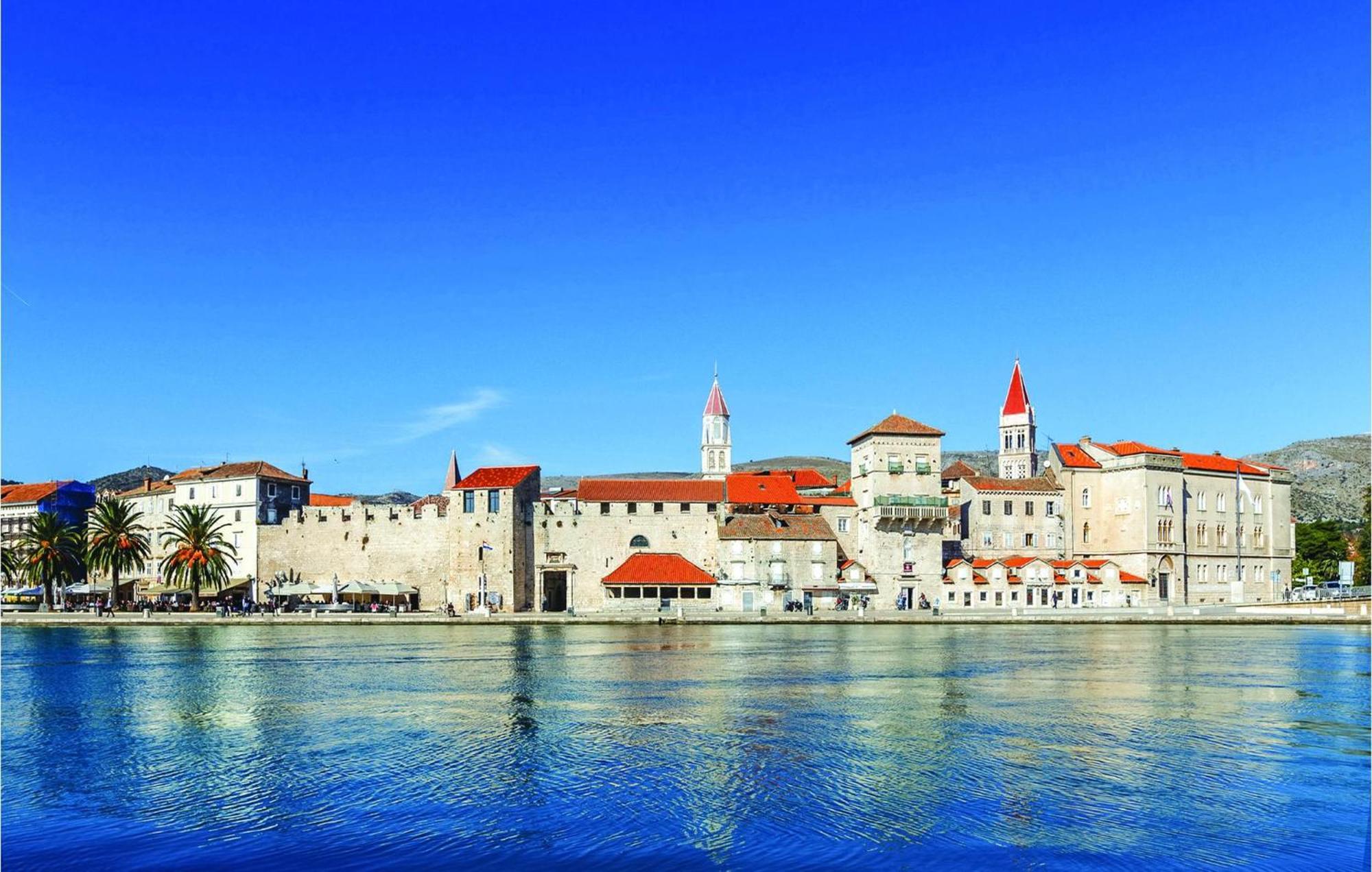 1 Bedroom Stunning Apartment In Okrug Gornji Trogir Eksteriør bilde