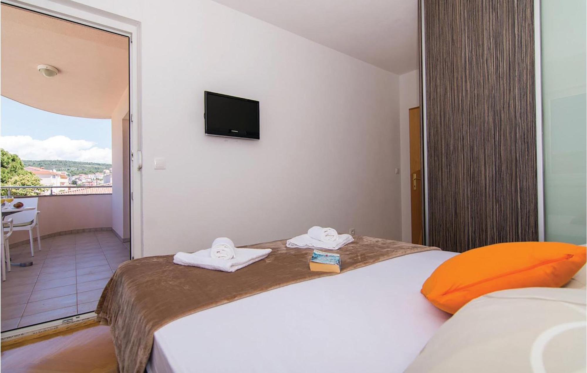 1 Bedroom Stunning Apartment In Okrug Gornji Trogir Eksteriør bilde