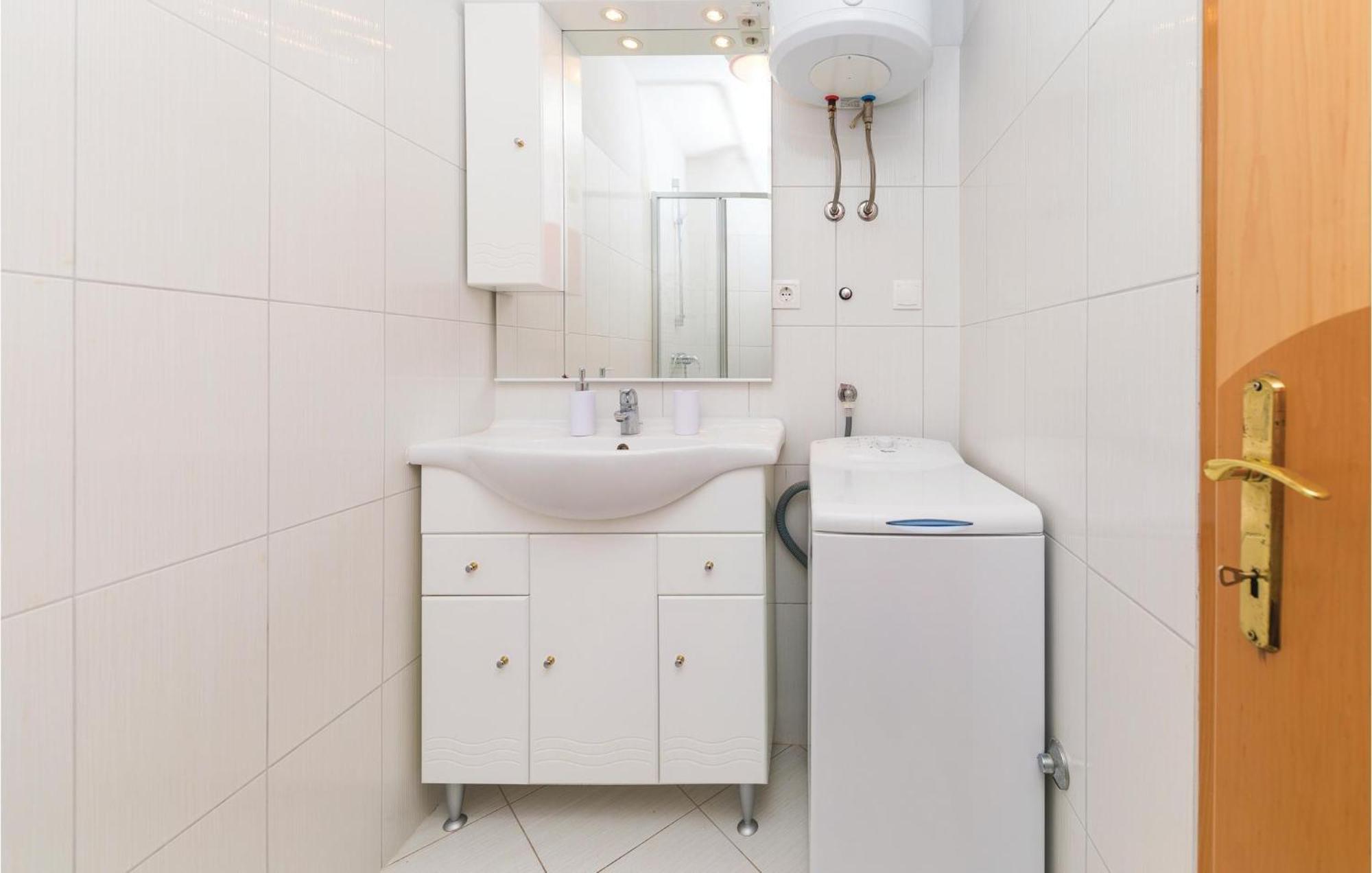 1 Bedroom Stunning Apartment In Okrug Gornji Trogir Eksteriør bilde