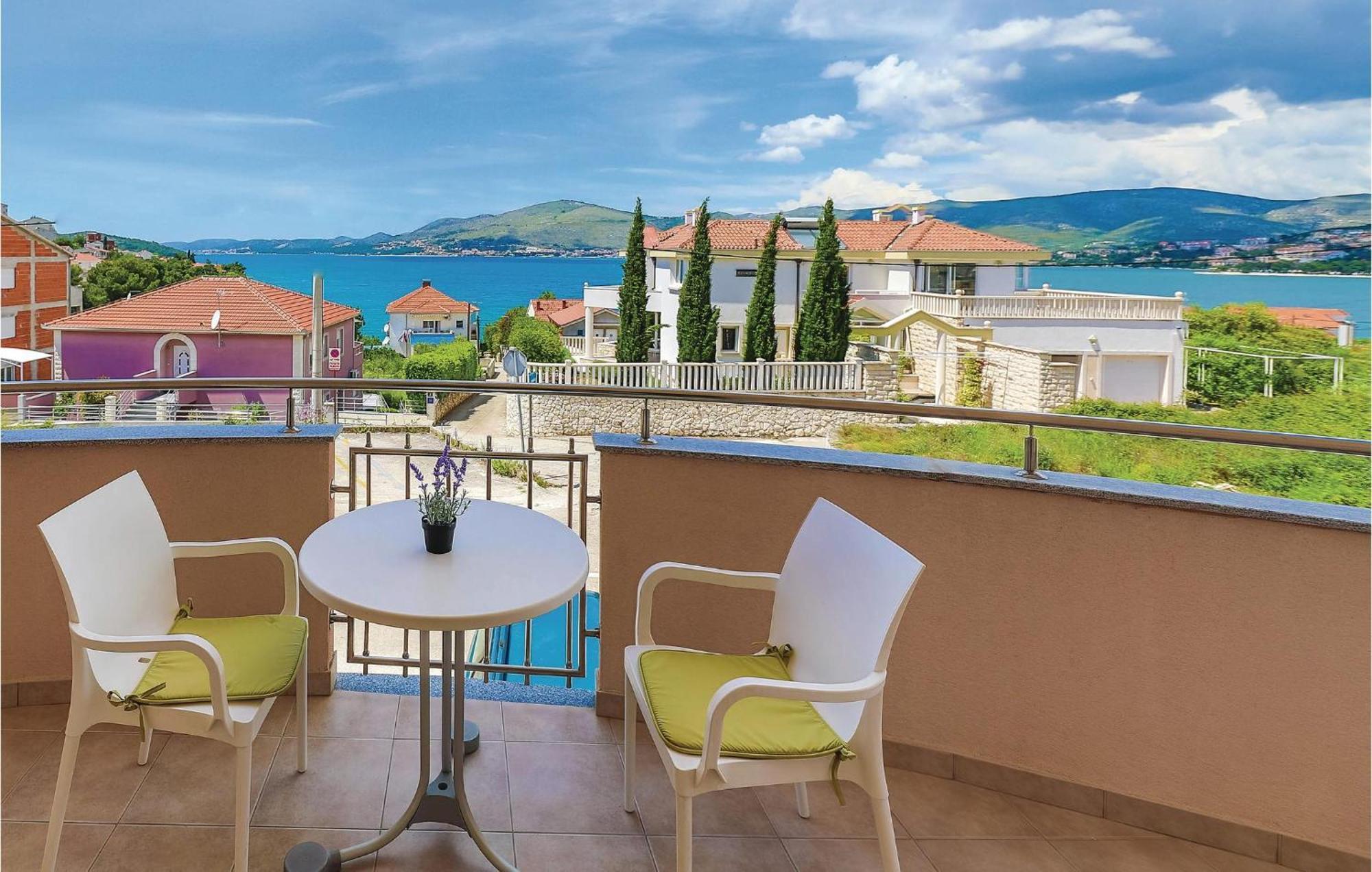 1 Bedroom Stunning Apartment In Okrug Gornji Trogir Eksteriør bilde