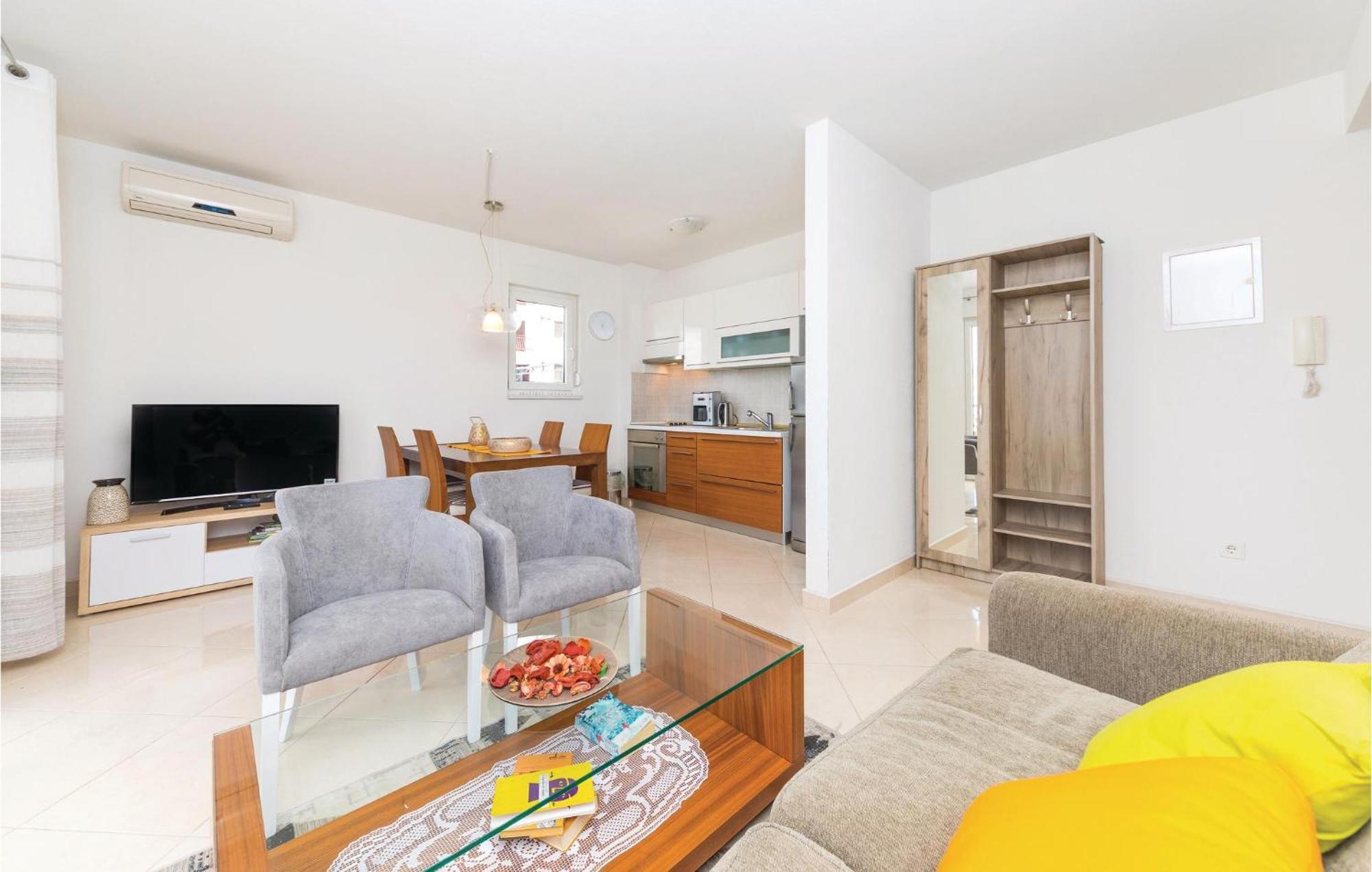 1 Bedroom Stunning Apartment In Okrug Gornji Trogir Eksteriør bilde